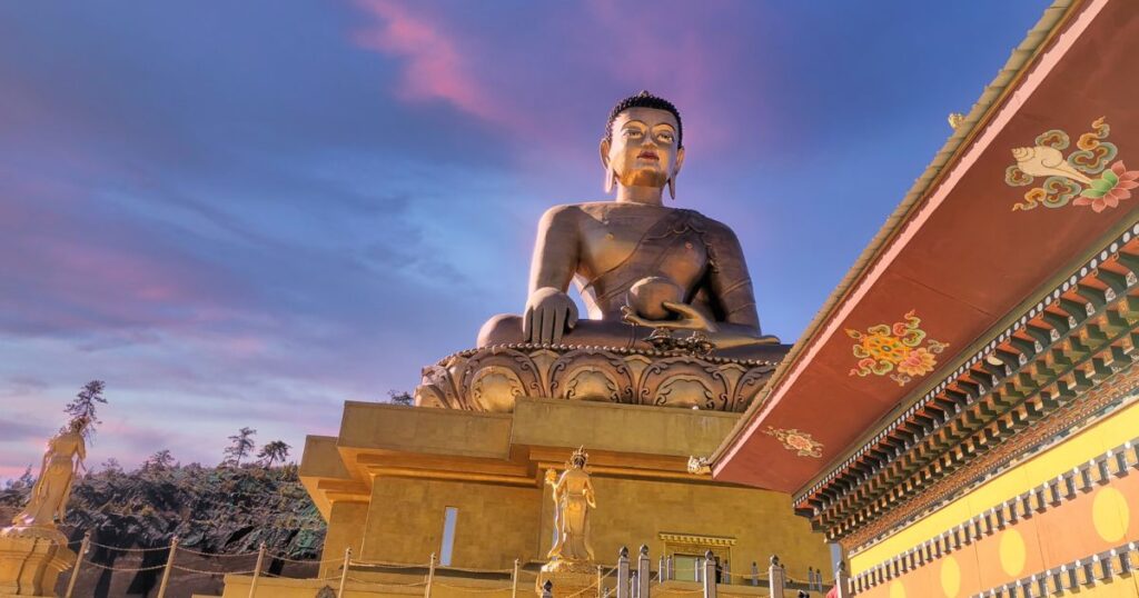 夕陽下的廷布釋迦牟尼大佛金光閃閃，象徵著佛教在不丹的深厚影響力。