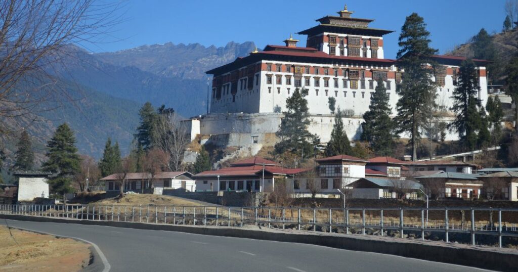 這張圖片展示了帕羅宗堡，座落於不丹帕羅市的壯麗山景之中。宗堡是當地的宗教與行政中心，具有獨特的不丹傳統建築風格。