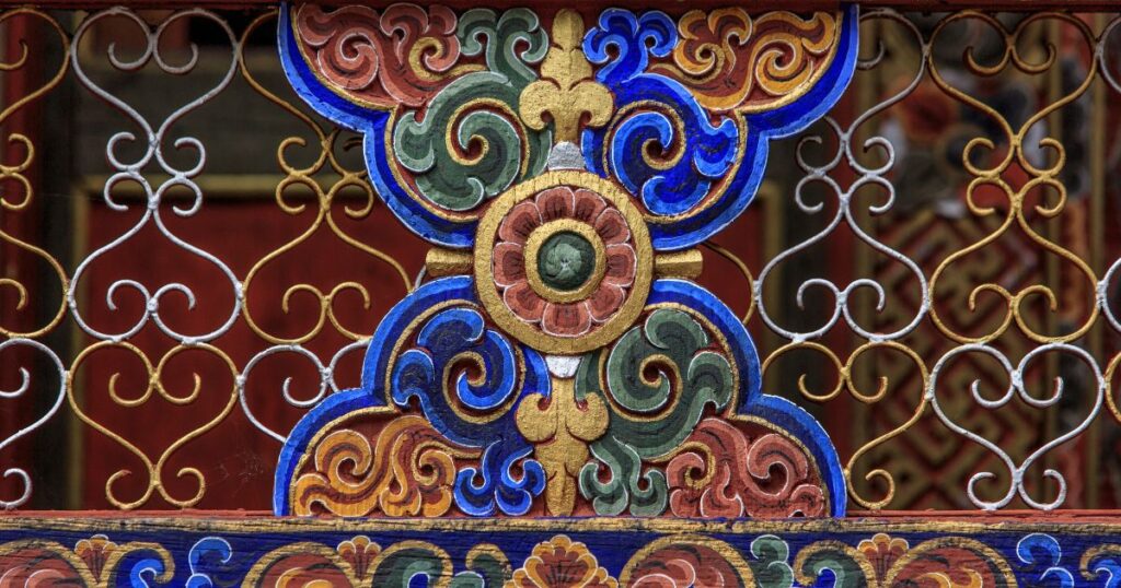 圖片展示了不丹寺廟內一處美麗的傳統裝飾花紋，繽紛的顏色與細膩的雕刻體現了不丹手工藝的精湛與藝術之美。