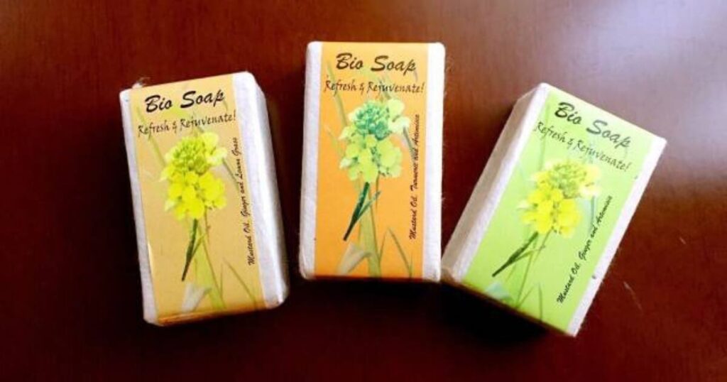 該圖片展示了三塊包裝精美的天然手工皂,產品標籤上寫有“Bio Soap”以及清新的花卉圖案,突出不丹的有機護膚產品和環保理念。