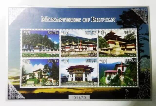 該圖片展示了不丹發行的一套寺廟主題郵票,每張郵票上印有不同的不丹寺廟圖像,突顯了不丹宗教建築的多樣性和文化象徵。