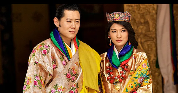 不丹國王與皇后穿著傳統華麗服飾，象徵著不丹皇室的尊貴與傳統文化的延續。