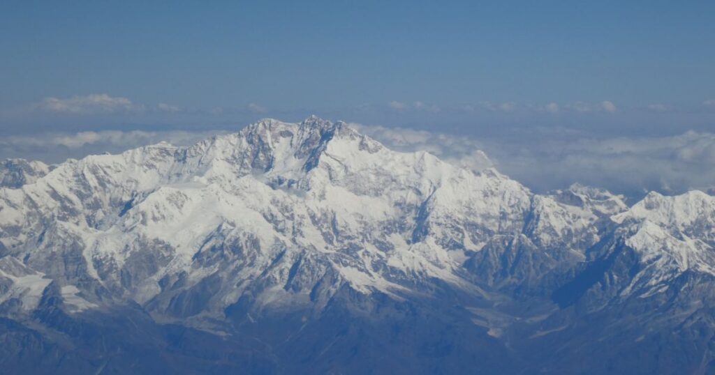 這張圖片展示了不丹境內壯麗的雪山，白雪覆蓋的山峰顯示出自然的壯觀與純淨。
