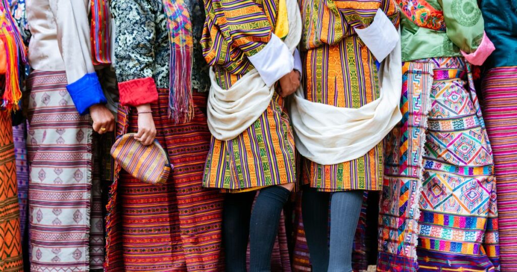 不丹民眾身穿色彩豐富的傳統服飾,這些服飾以細緻的織紋和圖案展示了不丹文化的精髓。