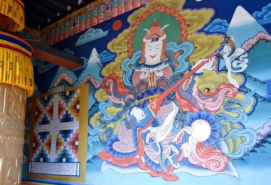 該圖片展示了不丹寺廟內的巨型唐卡,畫中人物造型富有動感,色彩鮮豔,展現了不丹宗教藝術中的神秘與傳統文化內涵。