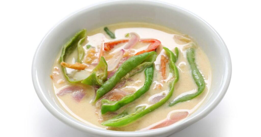 這道不丹傳統美食使用辣椒和奶酪燉煮，辣椒的顏色鮮艷，奶酪湯汁濃郁，是不丹的代表性料理之一。