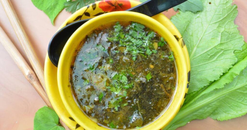 這道不丹特色酸菜湯以發酵蔬菜為主，湯色清澈，搭配綠葉蔬菜，口味酸爽，具有當地獨特風味。