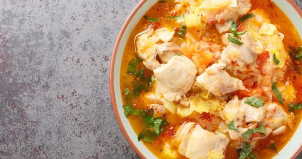 asha Maru是一道以雞肉為主的辣味燉湯，配有大量番茄和香料，湯頭濃郁，香氣撲鼻，是不丹的傳統湯品之一。