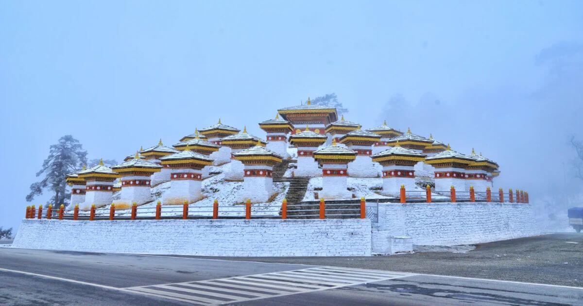 雪中不丹108佛塔